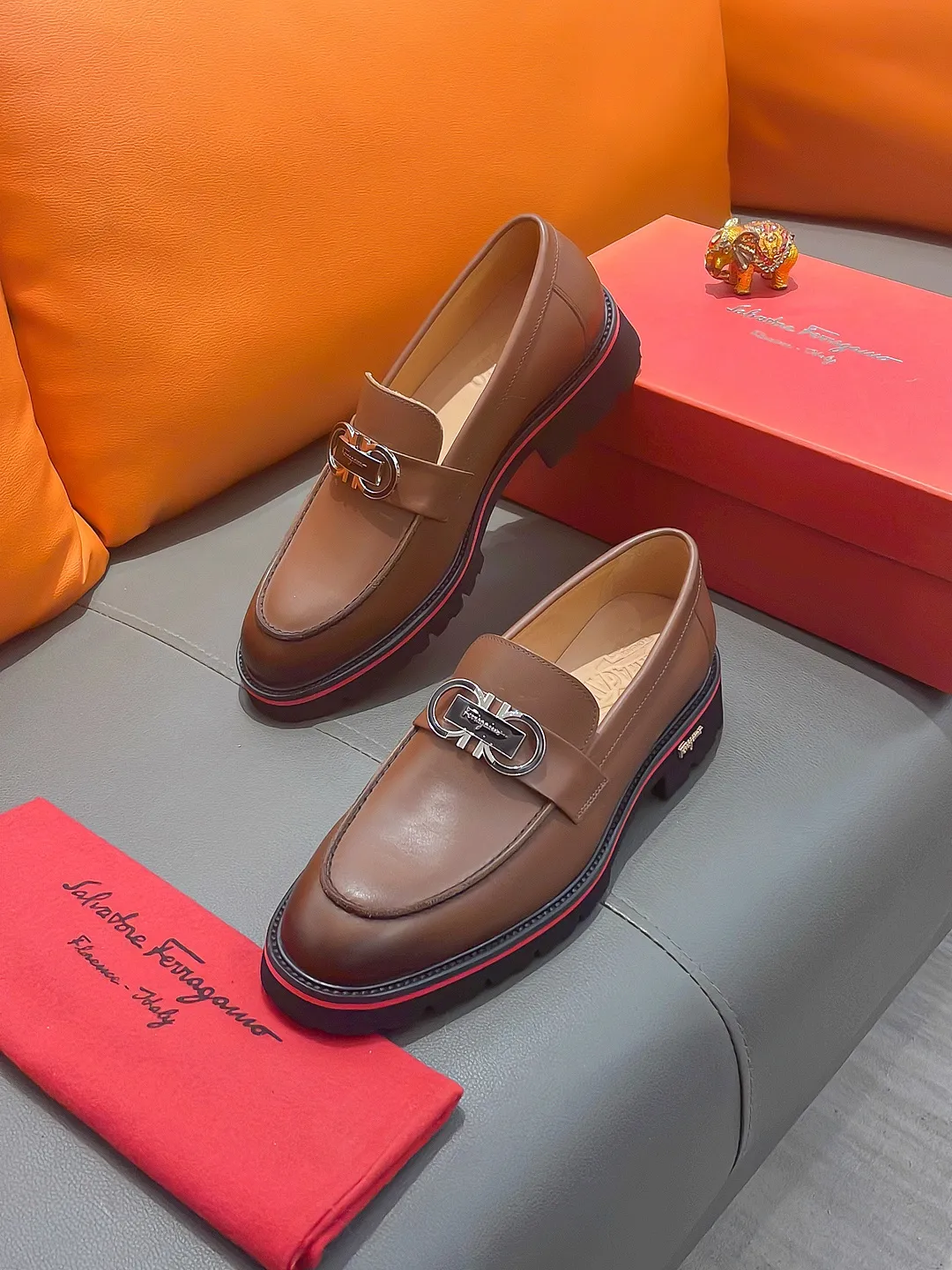 Men's shoes FERRAGAMO "Ferragamo" P540 Regular size: 39-44 (38, 45, 46, 47 customized) (suit shoes) Product materials: Selected first-layer cowhide upper, imported sheepskin lining; original outsole.